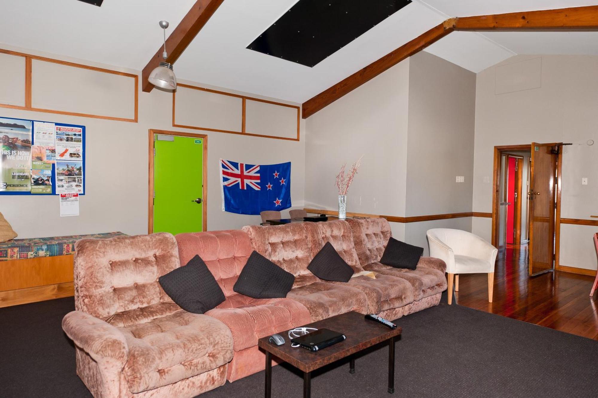 85 On Bealey Hostel Christchurch Exterior photo